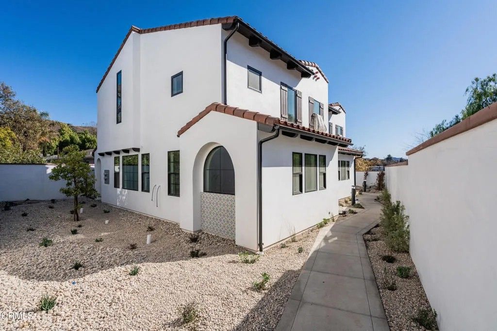 Photo of 136 N Oakview Drive #103, Thousand Oaks, CA 91362 (MLS # V1-36123)