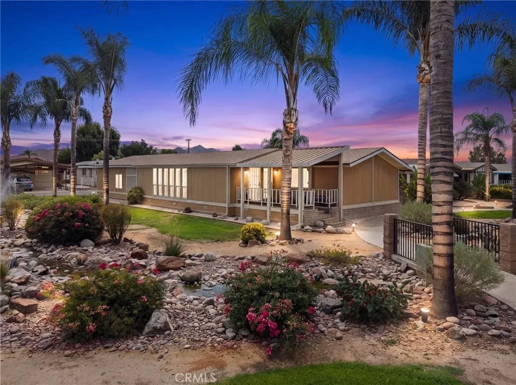 Photo of 1371 Bishop Dr, Hemet, CA 92545 (MLS # CV26175528)