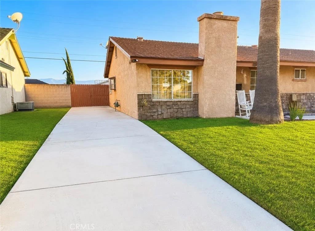 Photo of 342 E Gilmore Drive, Corona, CA 92879 (MLS # SW26130086)