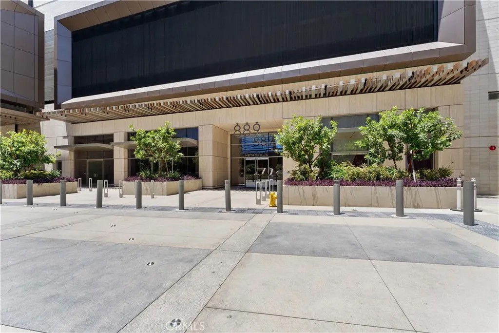 889 Francisco Street 3205