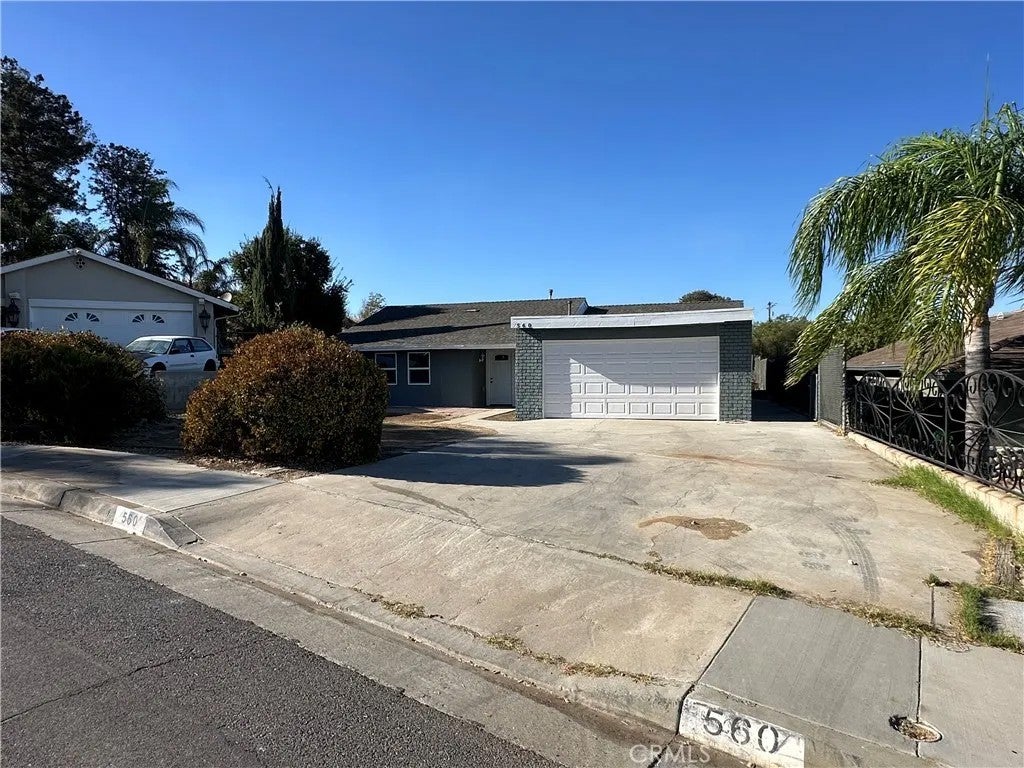 560 W 10th Street
