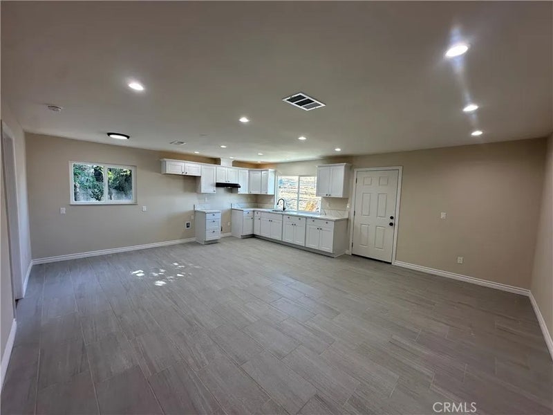 560 W 10th Street