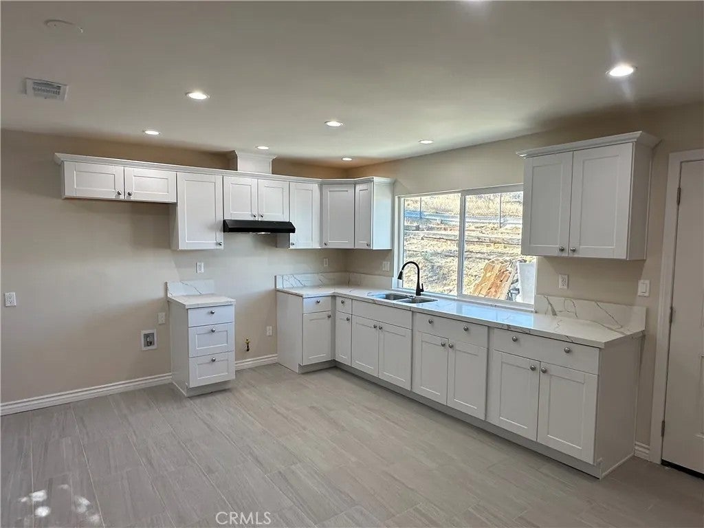 560 W 10th Street