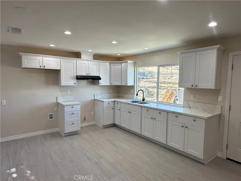 560 W 10th Street
