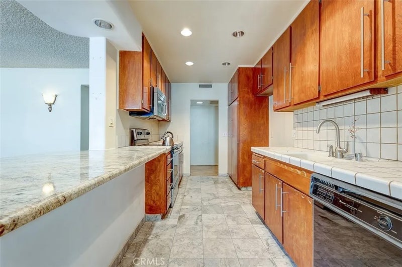 5454 Zelzah Avenue 215