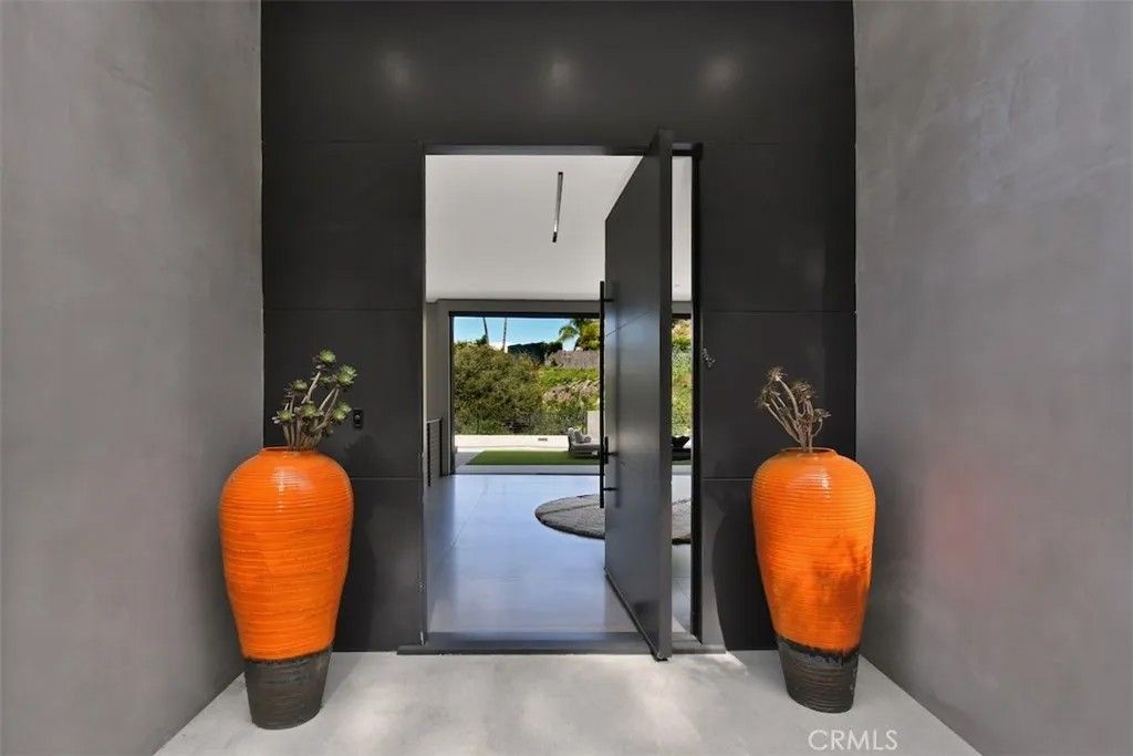 Photo of 14753 Round Valley, Sherman Oaks, CA 91403 (MLS # SR26041112)