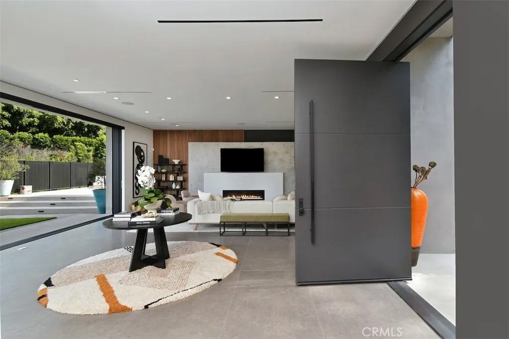 Photo of 14753 Round Valley, Sherman Oaks, CA 91403 (MLS # SR26041112)