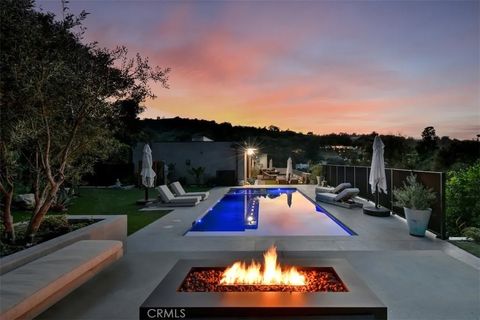 Photo of 14753 Round Valley, Sherman Oaks, CA 91403 (MLS # SR26041112)