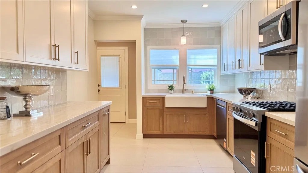 2413 S Victoria