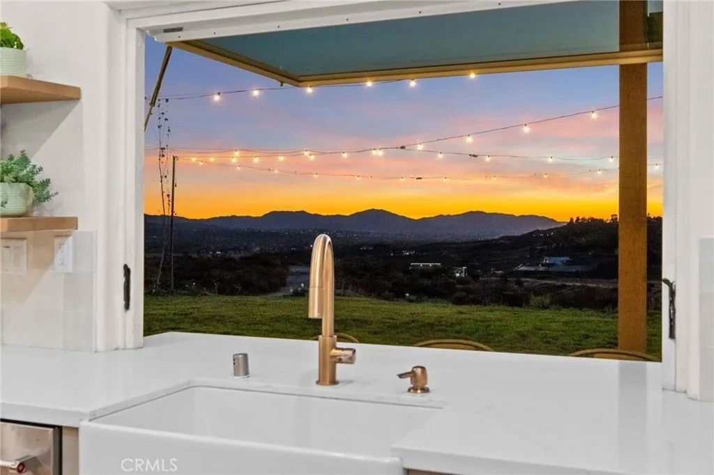 Photo of 41950 Calle La Escondida, Temecula, CA 92592 (MLS # SW26001801)