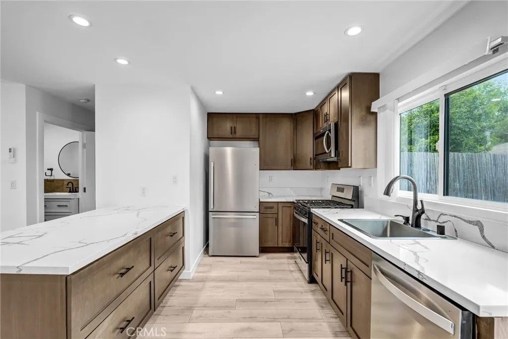 Photo of 22022 Buena Ventura, Woodland Hills, CA 91364 (MLS # SR26071809)