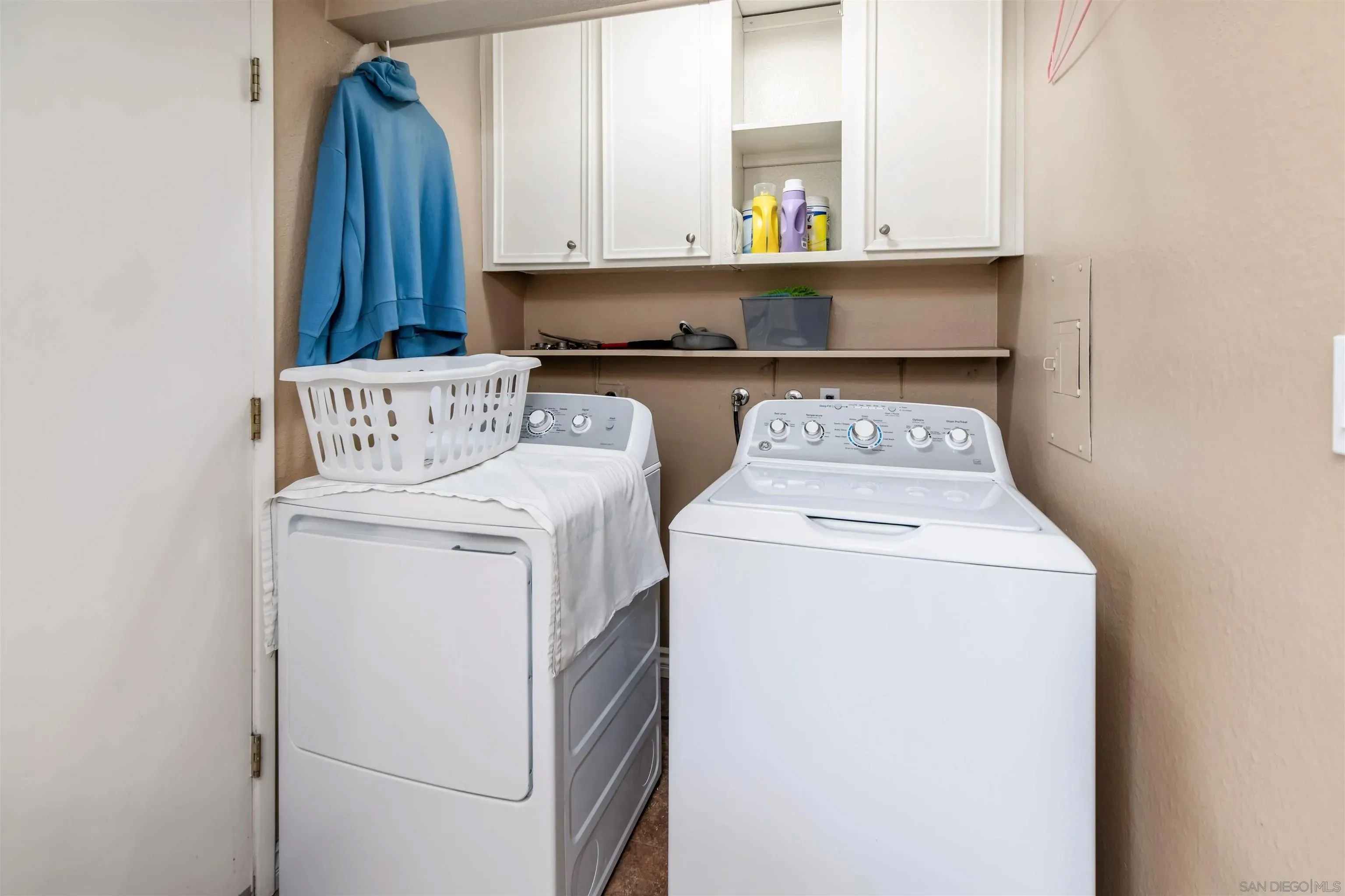 El Cajon, California 92021, United States, 2 Bedrooms Bedrooms, ,3 BathroomsBathrooms,Residential,Active,129055