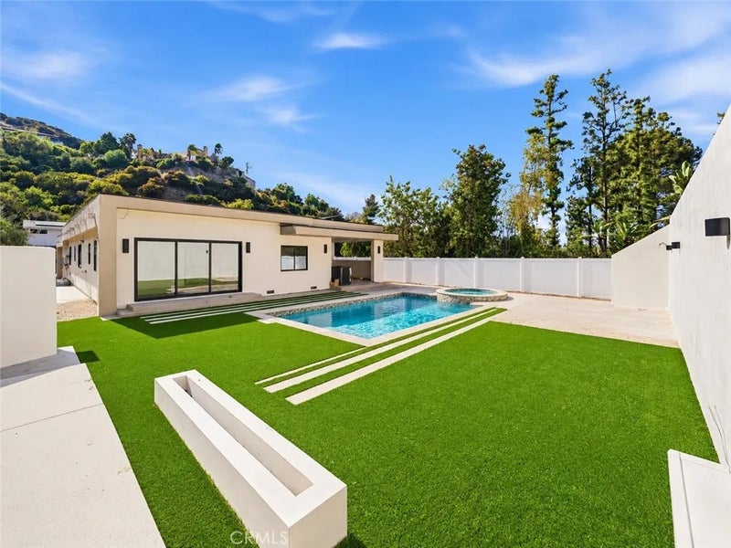 17000 Escalon