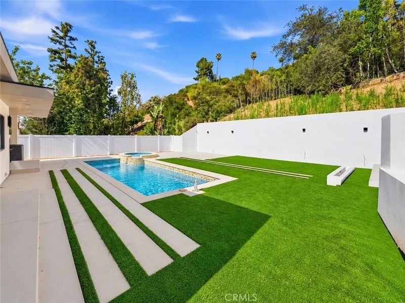 17000 Escalon