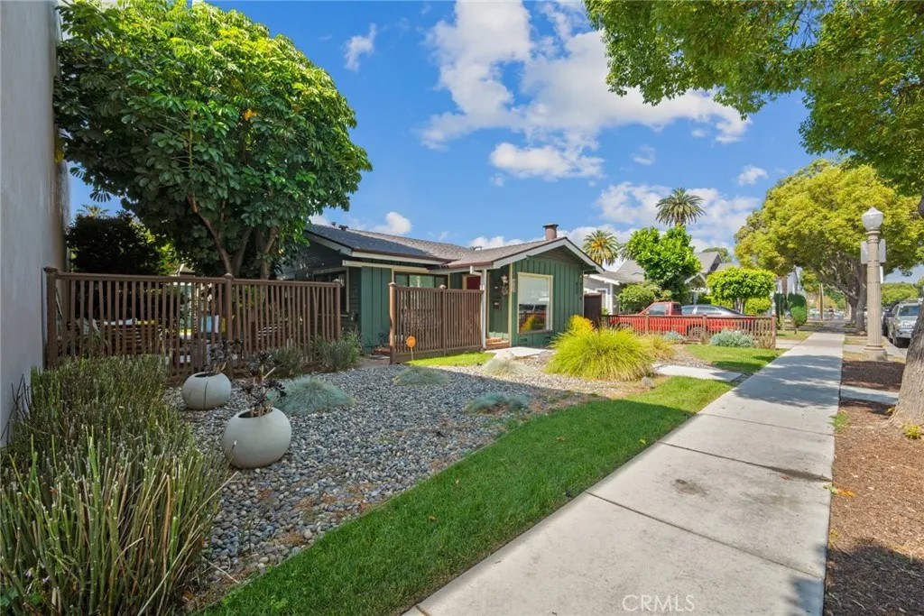 422 W Amerige Avenue