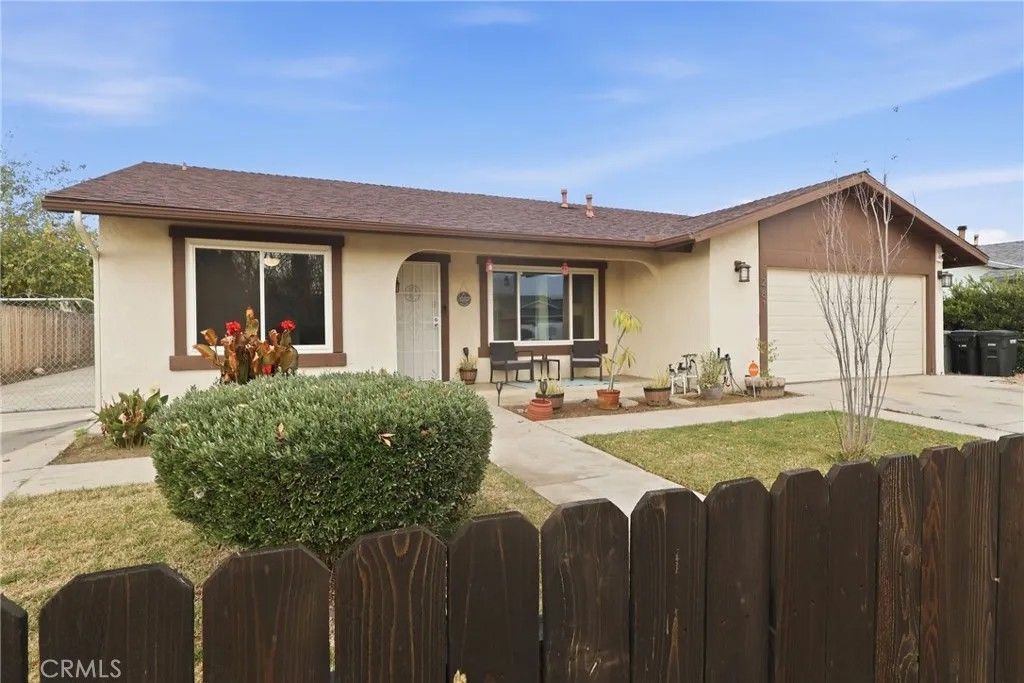 Photo of 281 Eastwood Pl, Hemet, CA 92544 (MLS # IV26012157)