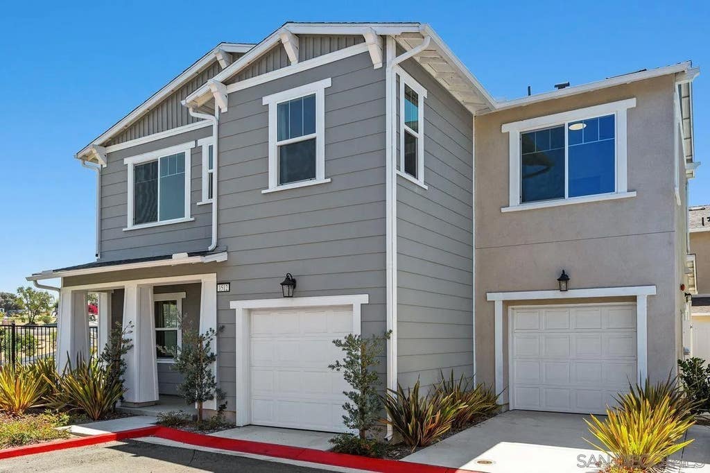 Photo of 1512 Wingwood LN, Vista, CA 92083 (MLS # 260016692)