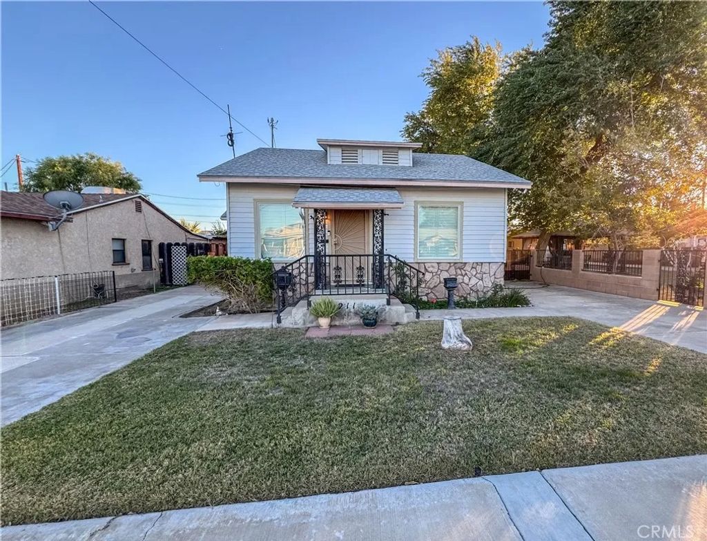 Photo of 211 Walnut St, Needles, CA 92363 (MLS # JT25269178)