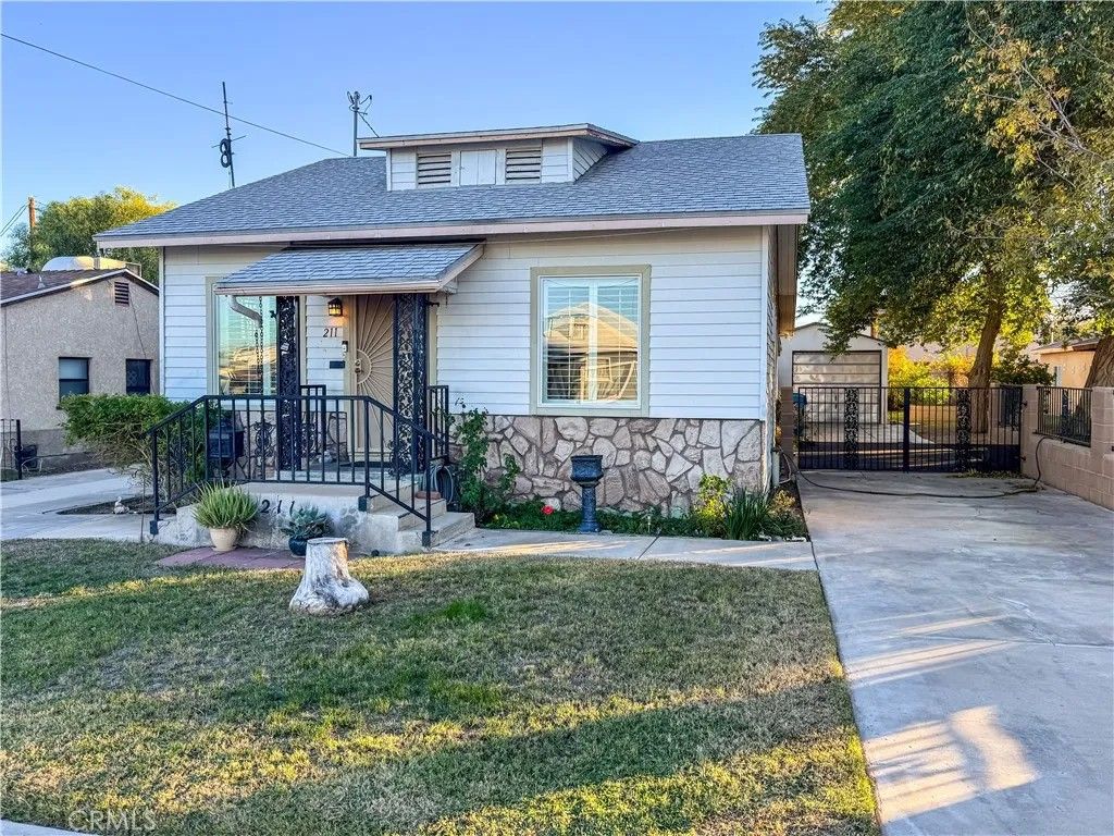 Photo of 211 Walnut St, Needles, CA 92363 (MLS # JT25269178)