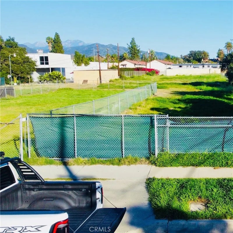 518 E Foothill