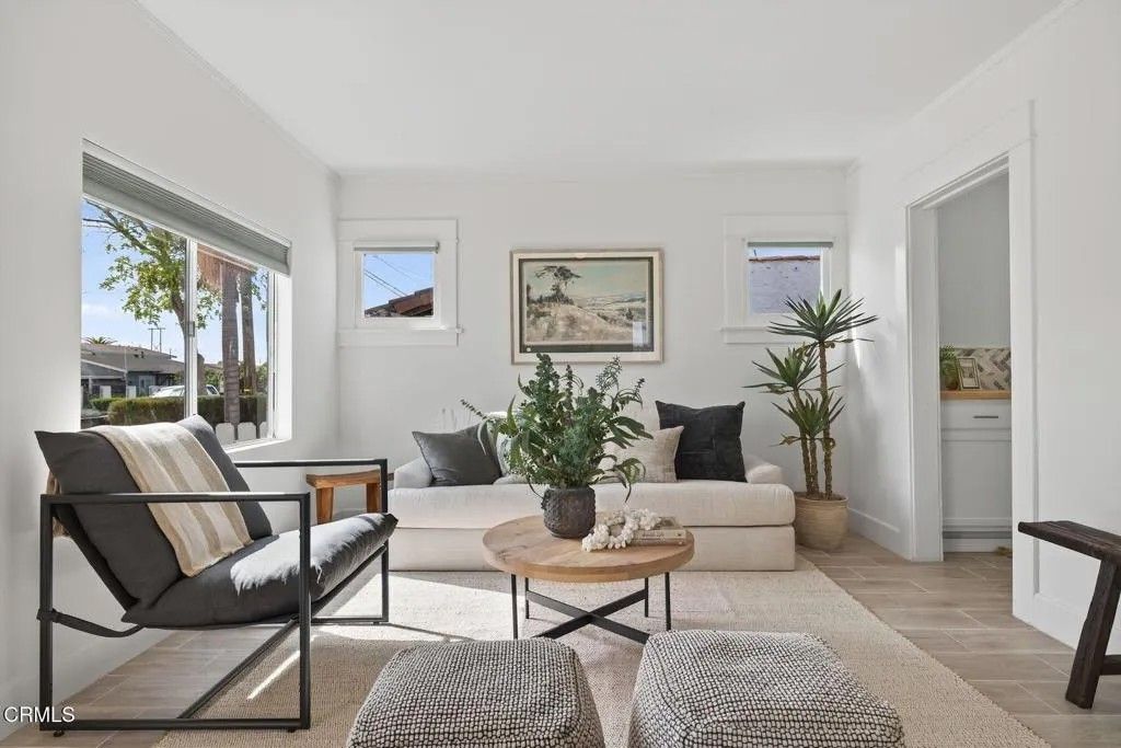 Photo of 295 W Mission Avenue, Ventura, CA 93001 (MLS # V1-34605)