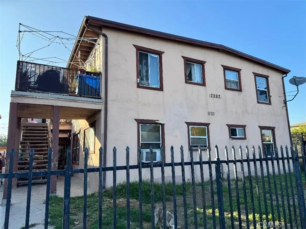 Photo of 7307 Vineland Avenue, Sun Valley, CA 91352 (MLS # GD26008708)