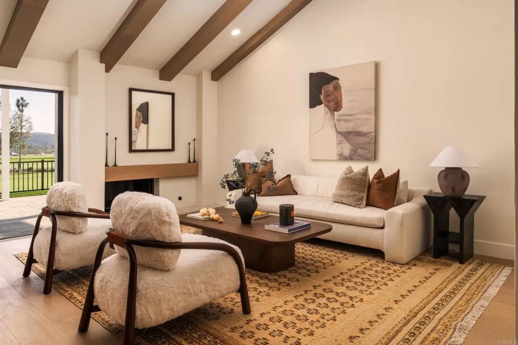 3817 Avenida Feliz