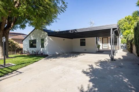 Photo of 5710 Wilbur Ave, Tarzana, CA 91356 (MLS # SR26081866)