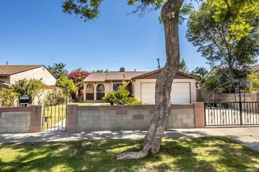 Photo of 1605 W Wisteria Place, Santa Ana, CA 92703 (MLS # SR25273691)