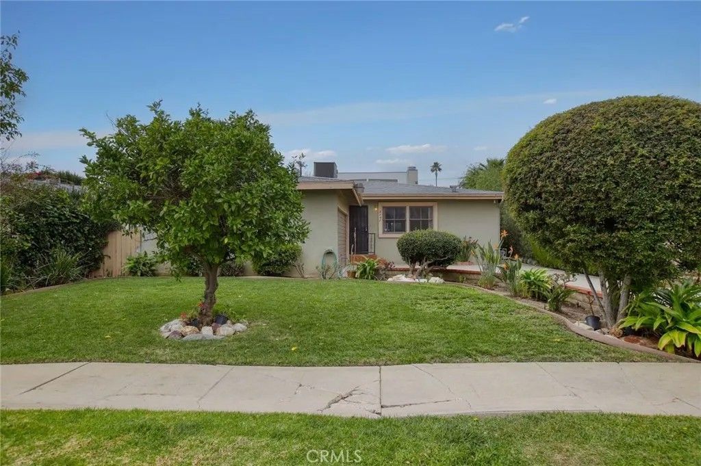 Photo of 5747 Bevis Avenue, Sherman Oaks, CA 91411 (MLS # SR26036327)