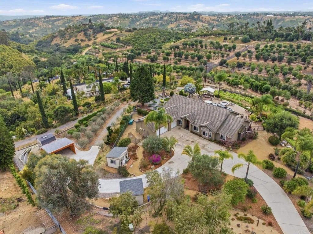 Photo of 1655 Colina Vis, Fallbrook, CA 92028 (MLS # NDP2602386)