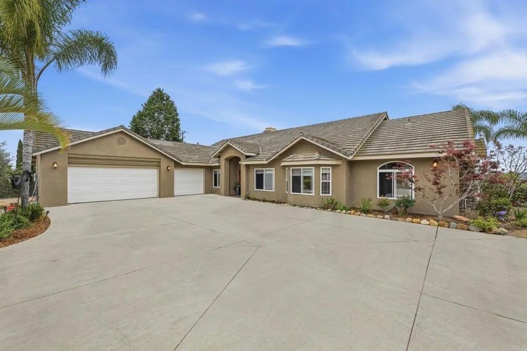 Photo of 1655 Colina Vis, Fallbrook, CA 92028 (MLS # NDP2602386)