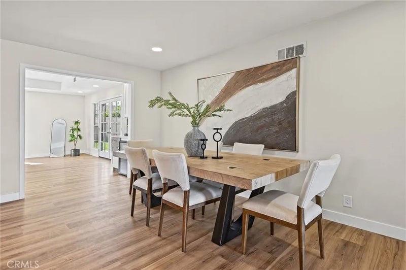 2832 E Virginia
