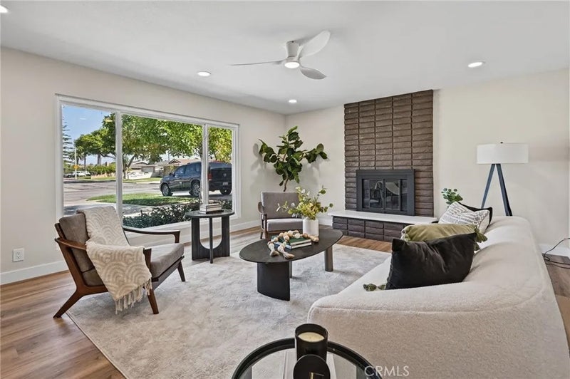 2832 E Virginia