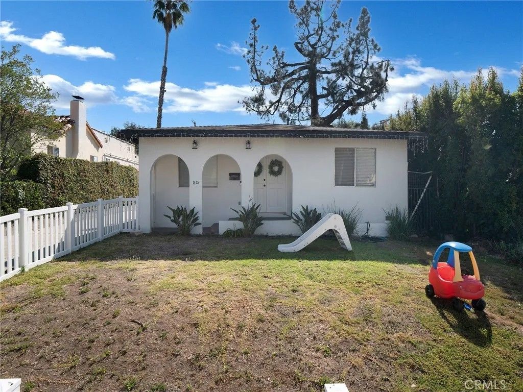 Photo of 1428 N Hill Ave, Pasadena, CA 91104 (MLS # SR26080201)