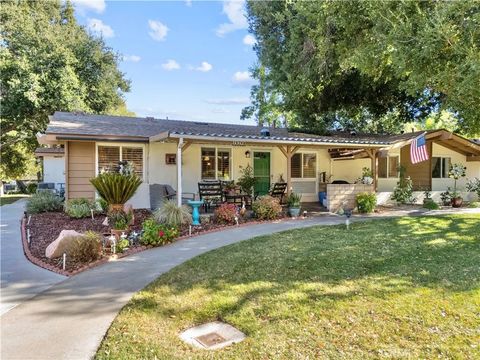 Photo of 19348 Avenue Of The Oaks, Newhall, CA 91321 (MLS # SR26095073)