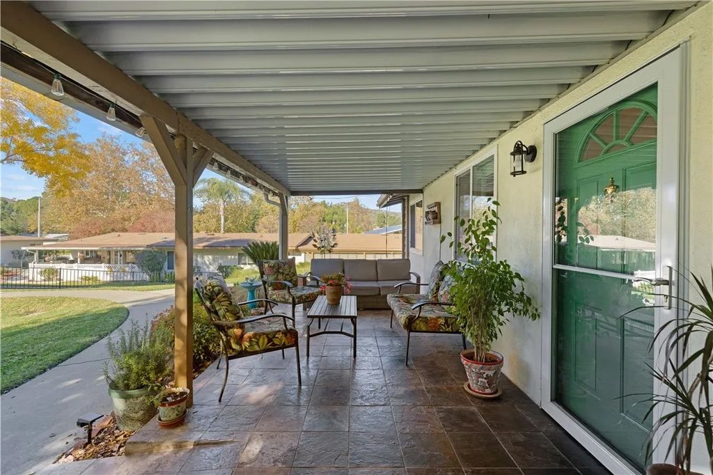 Photo of 19348 Avenue Of The Oaks, Newhall, CA 91321 (MLS # SR26095073)