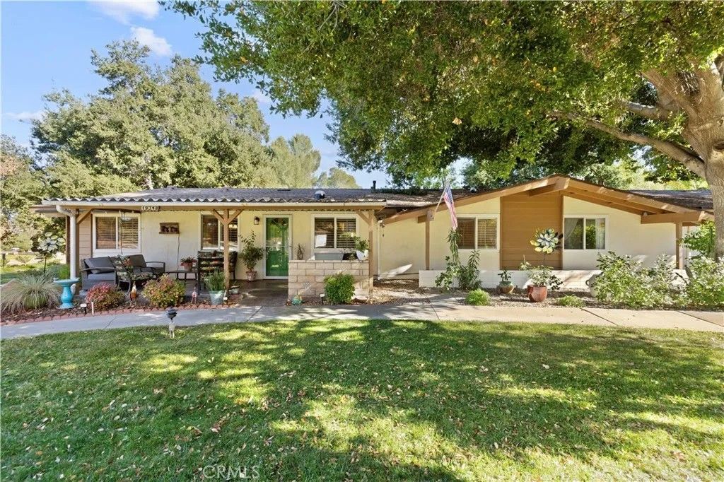 Photo of 19348 Avenue Of The Oaks, Newhall, CA 91321 (MLS # SR26095073)