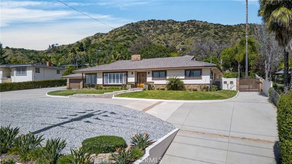 Photo of 1025 W Sierra Madre Ave, Glendora, CA 91741 (MLS # AR26046549)