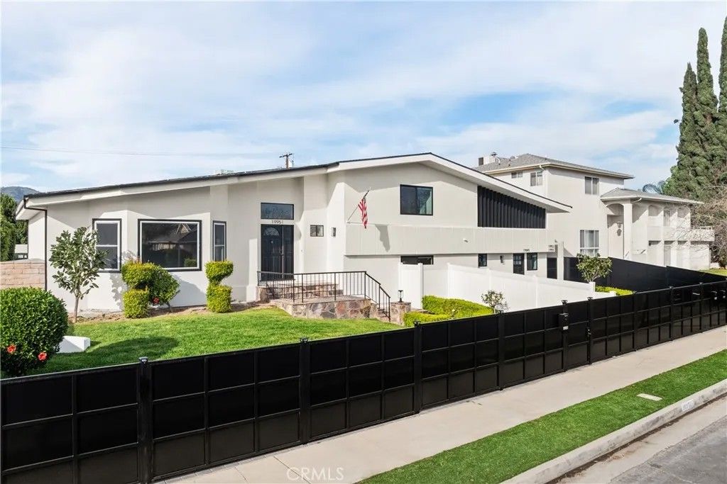 Photo of 19951 Lassen Street, Chatsworth, CA 91311 (MLS # SR26050110)