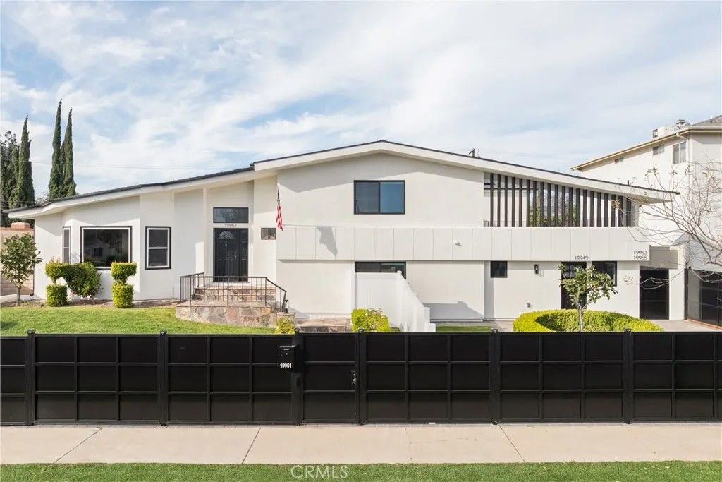 Photo of 19951 Lassen Street, Chatsworth, CA 91311 (MLS # SR26050110)