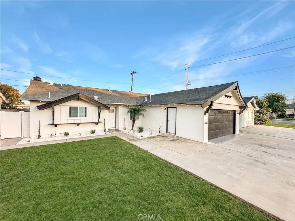 Photo of 17452 Jefferson Ln, Huntington Beach, CA 92647 (MLS # PW26021497)