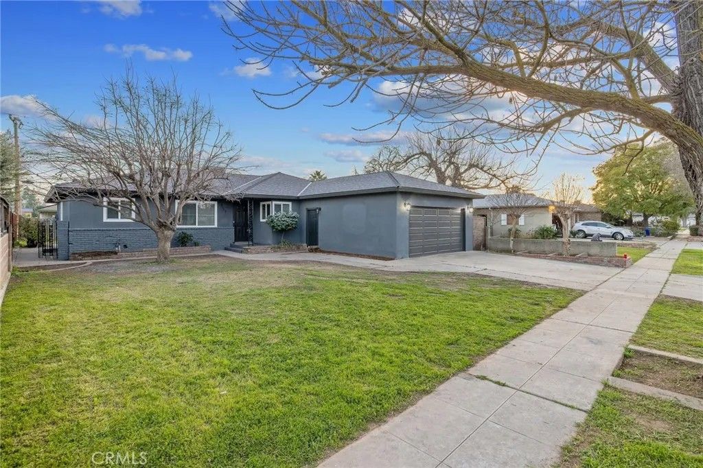 Photo of 697 E Scott Avenue, Fresno, CA 93710 (MLS # FR26027929)