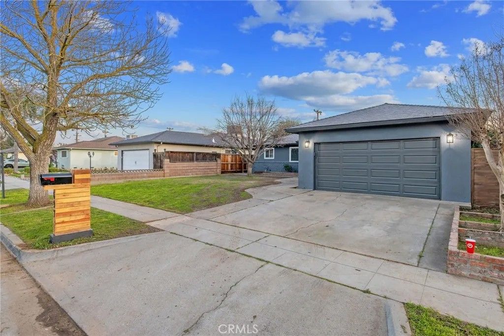 Photo of 697 E Scott Avenue, Fresno, CA 93710 (MLS # FR26027929)