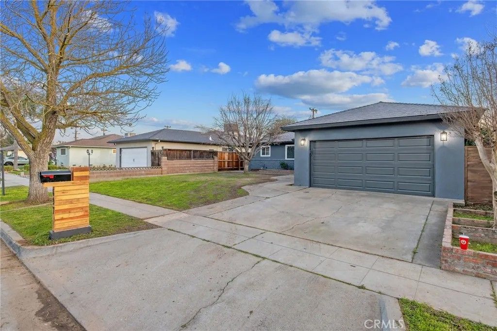 Photo of 697 E Scott Avenue, Fresno, CA 93710 (MLS # FR26027929)