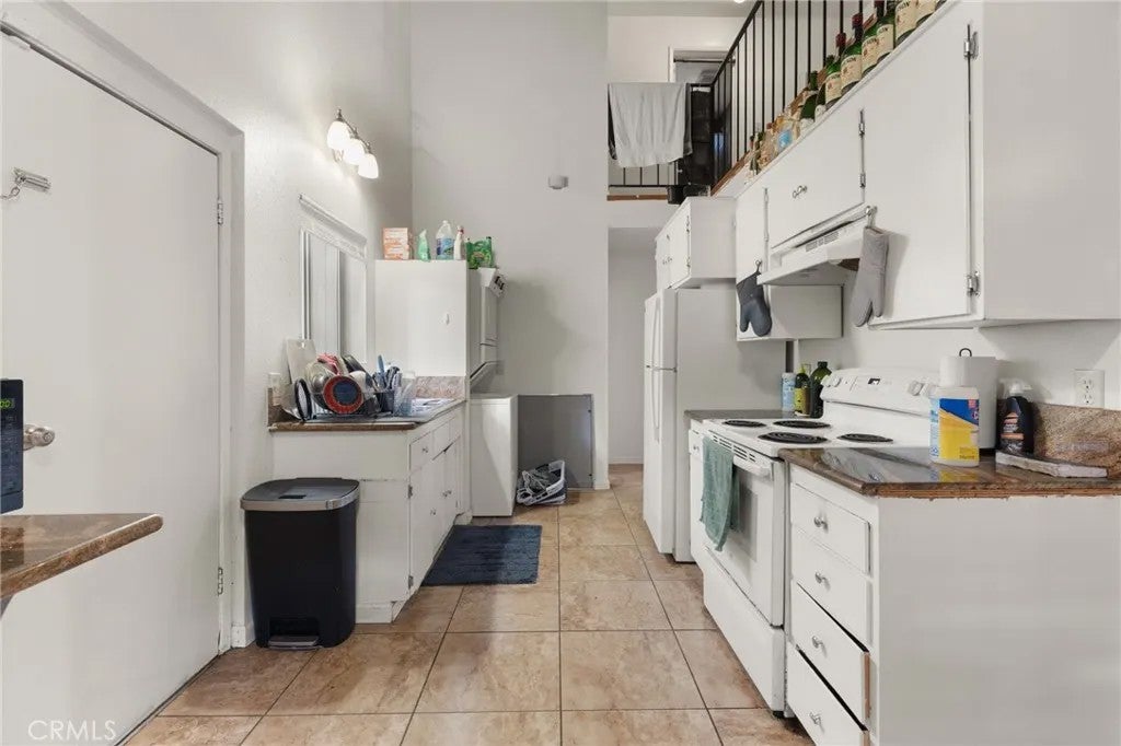 818 W 1st Street