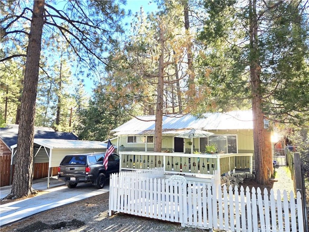Photo of 1671 Twin Lakes, Wrightwood, CA 92397 (MLS # CV26011146)