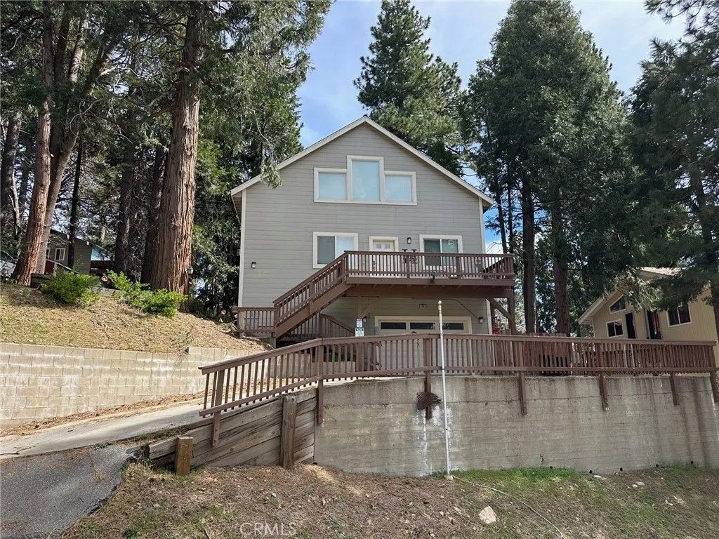 Photo of 2551 Rim Of The World Drive, Running Springs, CA 92382 (MLS # CV26071948)