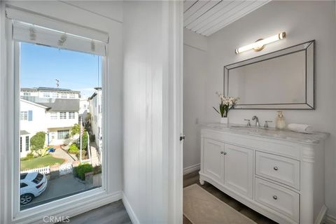 Tiny photo for 2901 Alma Ave, Manhattan Beach, CA 90266 (MLS # SB25254737)