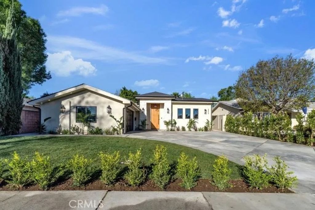 Photo of 8825 Sophia Avenue, North Hills, CA 91343 (MLS # BB26050405)
